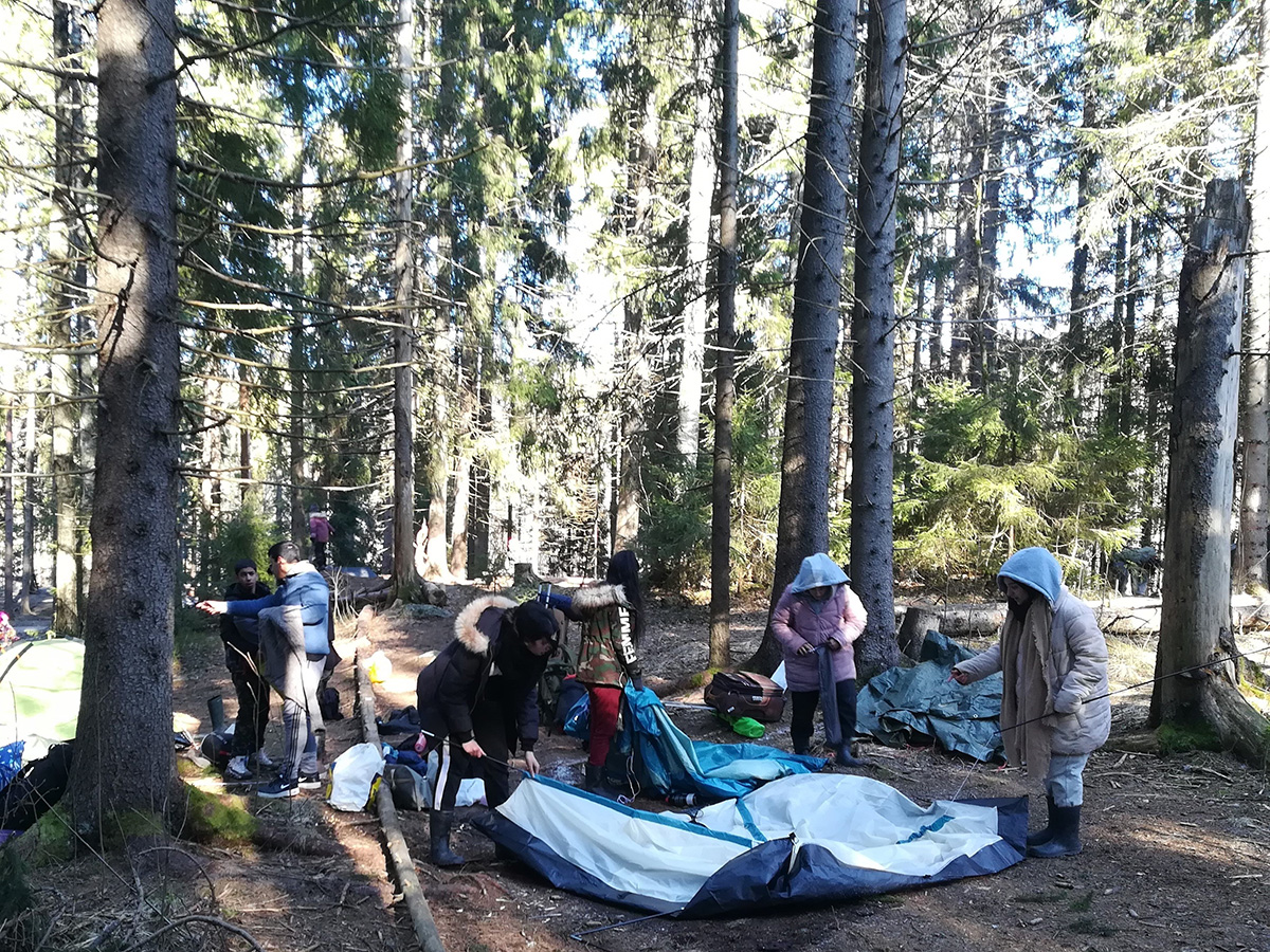 "Kerholaiset pysyttävät telttaa metsässä."